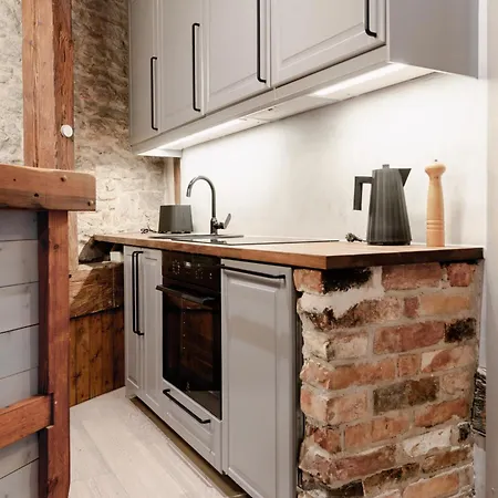 Stunning Three-level In Historic Old Town Apartment *