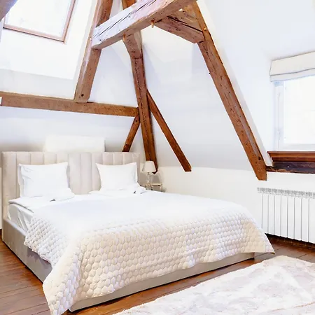 Stunning Three-level In Historic Old Town Apartment *