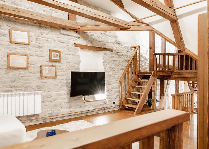 Stunning Three-level In Historic Old Town Апартаменты