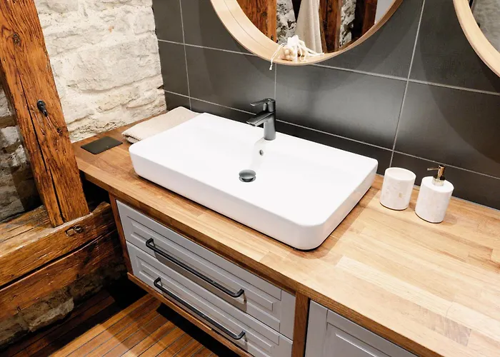 Апартаменты Stunning Three-level In Historic Old Town