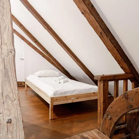 Апартаменти Stunning Three-level In Historic Old Town *