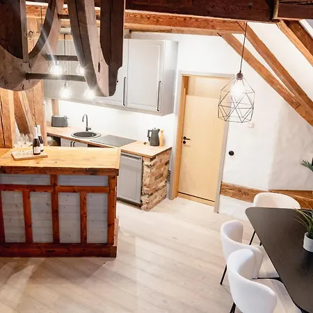 Апартаменти Stunning Three-level In Historic Old Town