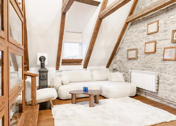 Stunning Three-level In Historic Old Town Apartament