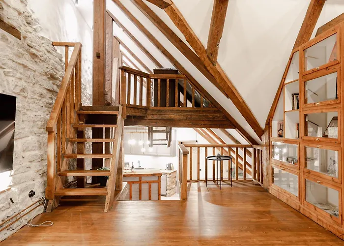 Stunning Three-level In Historic Old Town Apartament