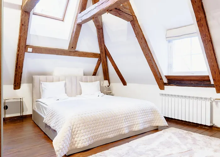 Stunning Three-level In Historic Old Town Apartament *