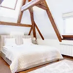 Stunning Three-level In Historic Old Town Apartment *